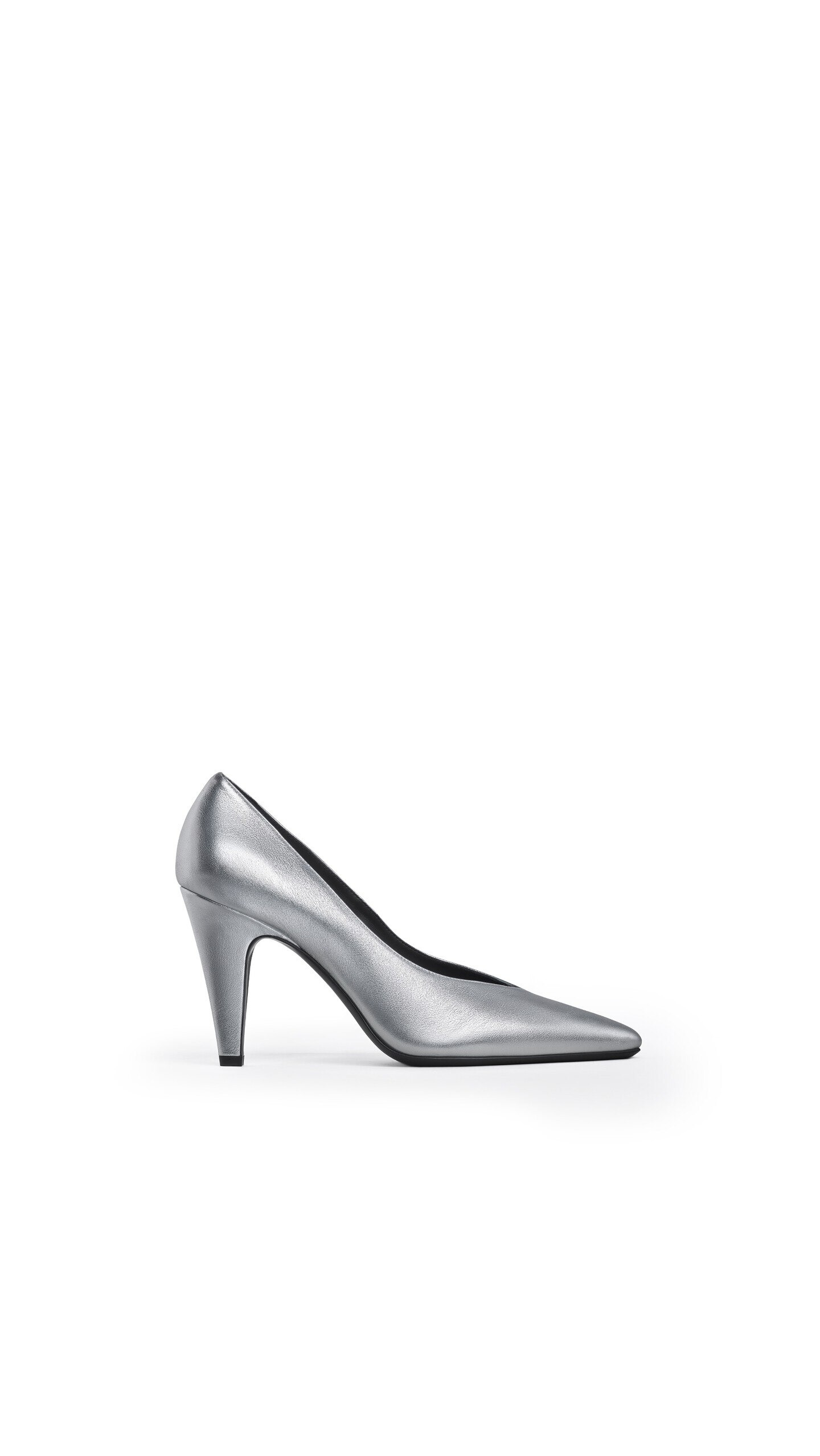 cone pumps in laminated leather